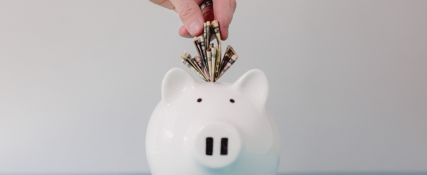 Enseñando a tus hijos sobre gastar y ahorrar dinero: Una guía para cada etapa