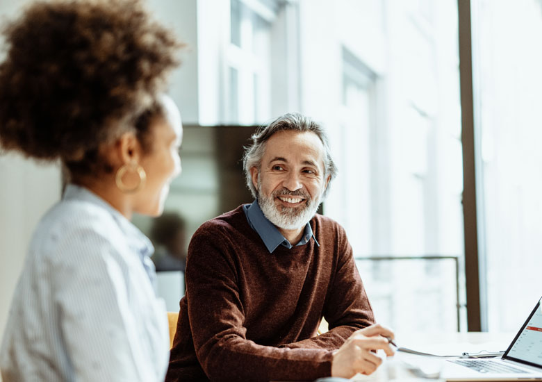 Consultant and member discussing retirement options 